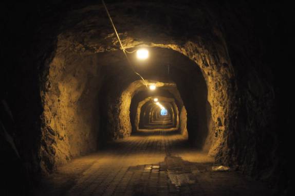 O incrível túnel na rocha que dá acesso à Real de Catorce, pueblo mágico no norte do México